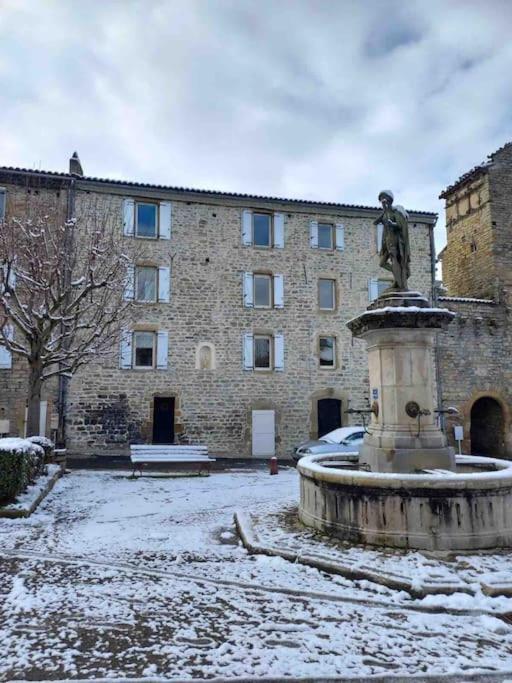 Logement Moderne Au Coeur Du Village Saint-Georges-de-Luzencon Exterior photo
